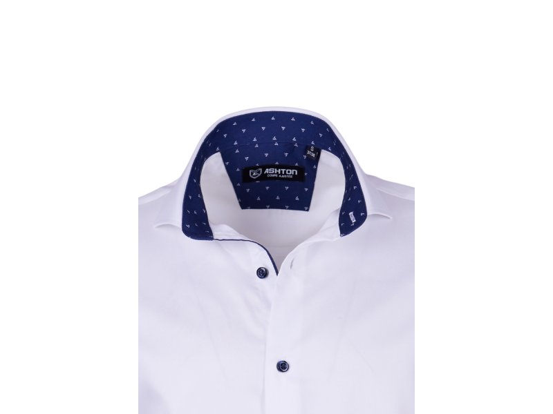 chemise blanche à revers bleu marine