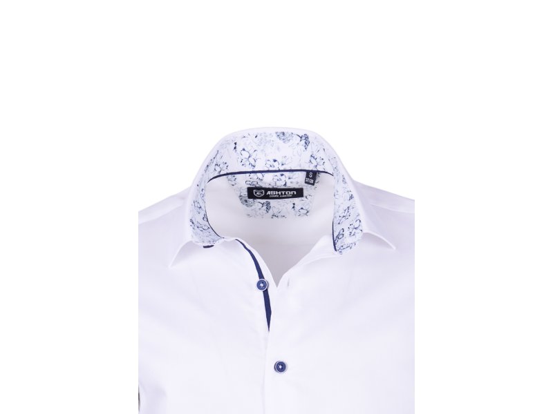 Chemise blanche à revers bleu marine